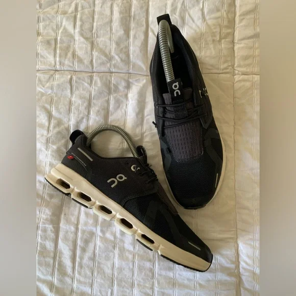 On Running women Black and White Sneakers - Picture 4 of 8